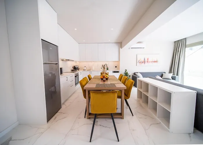 Imperial House - Center - Sleeps 8 בית נופש הרסוניסוס