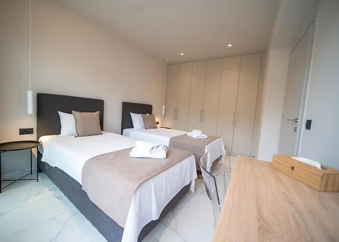 בית נופש Imperial House - Center - Sleeps 8 הרסוניסוס